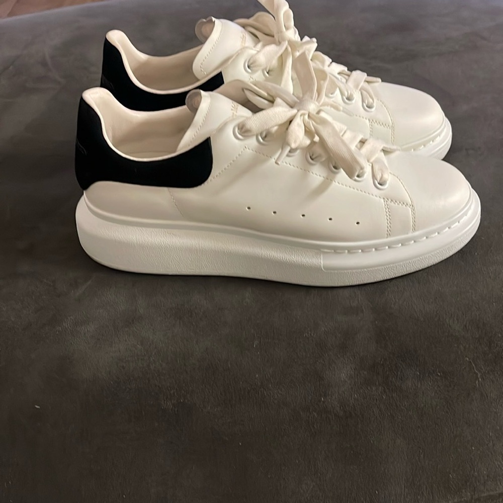 Alexander McQueen White Sneakers Sleek Design - Picture 3 of 10